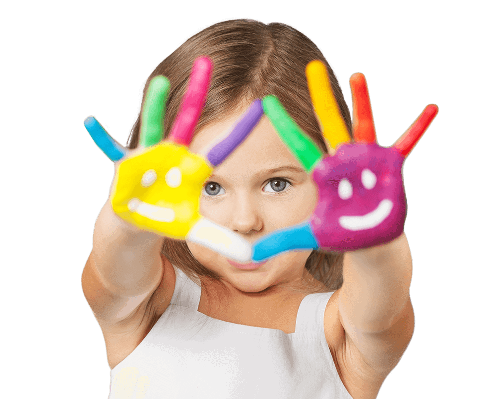 ילדה מחזיקה שתי ידיים מצוירות עם חיוכים, יד ימין בסגול וד שמאל בצהוב, עם אצבעות בצבעים שונים